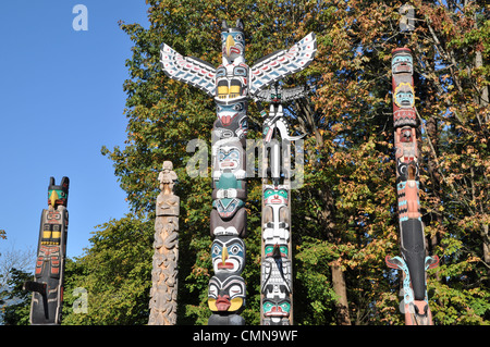 Totem sagomato in Stanley Park, BC Canada Foto Stock