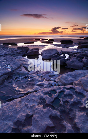 Inverno tramonto sulla baia di Dunraven a Southerndown sul Glamorgan Heritage Coast, Galles Foto Stock