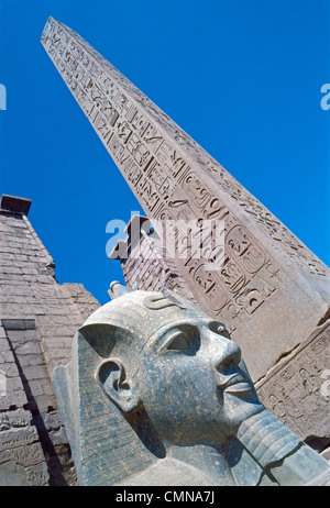 Una sfinge e un obelisco stand presso il gateway di Ramesse II, l'entrata del Tempio di Luxor in antica Tebe, ora la città di Luxor in Egitto. Foto Stock