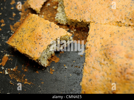 Tagliare il pezzo di torta di papavero in padella. Foto Stock