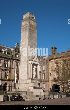 Il cenotafio in Preston Piazza del Mercato in Lancashire con la statua la figura della vittoria e la bara di vuoto sulla parte superiore in una giornata di sole Foto Stock