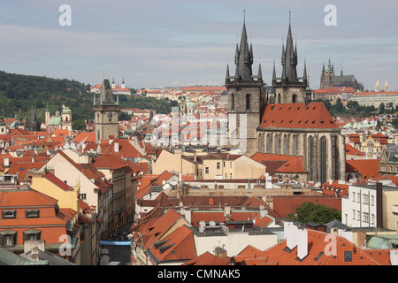 Vista dalla cima della Torre della Polvere, Praga, verso le guglie della chiesa di Nostra Signora di Tyn e il Castello di Praga oltre Foto Stock