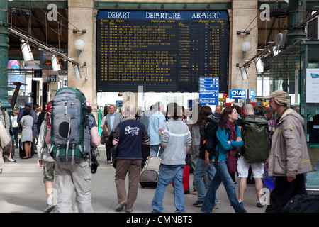 Passeggeri e una scheda di partenza nella stazione Gare du Nord di Parigi Francia Foto Stock