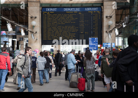 Passeggeri e una scheda di partenza nella stazione Gare du Nord di Parigi Francia Foto Stock