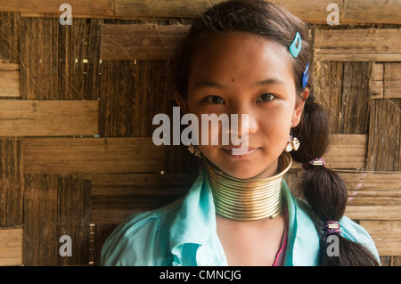 Un giovane Padaung (Giraffa Karen) ragazza nel suo villaggio di Ban Nai Soi nel nord della Thailandia Foto Stock