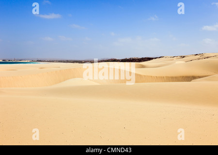 Praia de Chaves, Rabil, Boa Vista, Isole di Capo Verde. Vista di grandi dune di sabbia sulla spiaggia di sabbia incontaminate Foto Stock