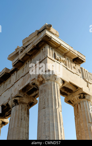 Acropoli. Atene. La Grecia. Vista ravvicinata della trabeazione e frontone dell'angolo nord-est della famosa icona e Foto Stock