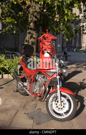 Moto rosso e il Victorian casella postale nel cortile della Cattedrale, Sheffield South Yorkshire, Regno Unito Foto Stock