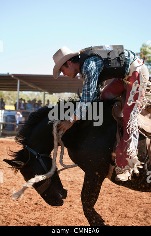 Saddle bronc concorrente in azione a Chillagoe Rodeo. Chillagoe, Queensland, Australia Foto Stock