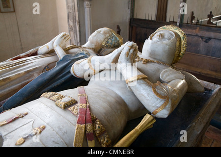 Xv secolo le tombe della famiglia Bardolfo, Dennington chiesa, Suffolk, Inghilterra Foto Stock