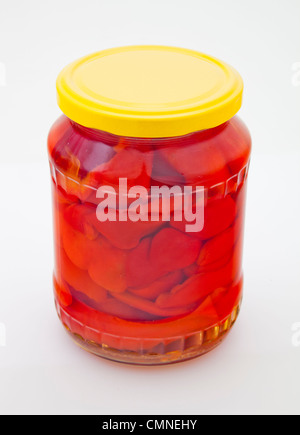 Decapare il peperone rosso nel vaso del frullatore Foto Stock