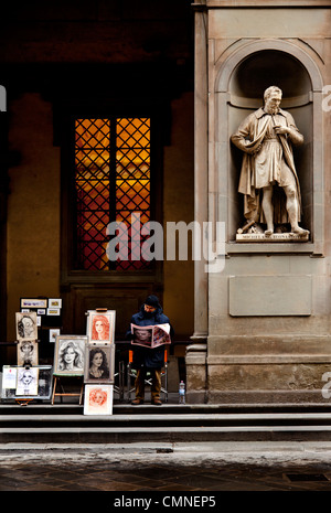 Ritratto pittore al di fuori della galleria degli Uffizi Foto Stock