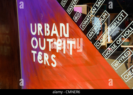 Urban Outfitters fashion shop segno su una finestra Foto Stock