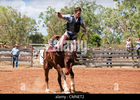 Sella pilota bronc getting buck dal suo cavallo. Chillagoe Rodeo, Chillagoe, Queensland, Australia Foto Stock