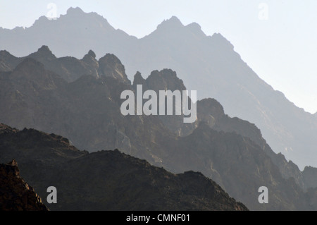 Frastagliate cime di montagna in Egitto e nel deserto del Sinai. Foto Stock