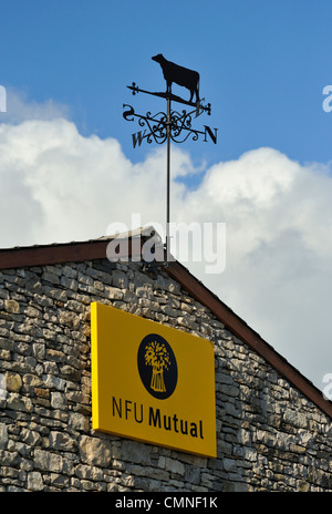 NFU logo reciproco e la mucca weathervane. NFU mutuo edificio, Shap Road, Kendal Cumbria, England, Regno Unito, Europa. Foto Stock