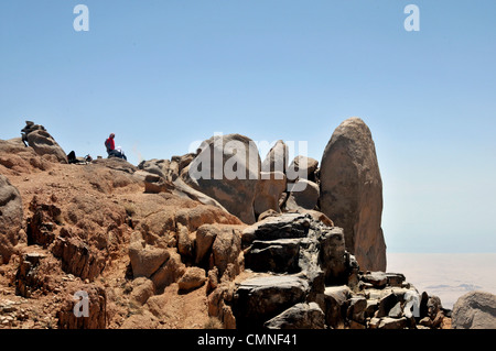 Gli escursionisti in appoggio su un picco di montagna in l'Egiziano nel deserto del Sinai. Foto Stock