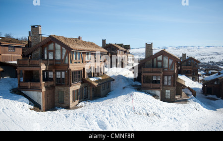 In sci, ski out in Hovden skisenter da capanne eretto vicino al pendio sul cappio montagna in Setesdal, Norvegia meridionale Foto Stock