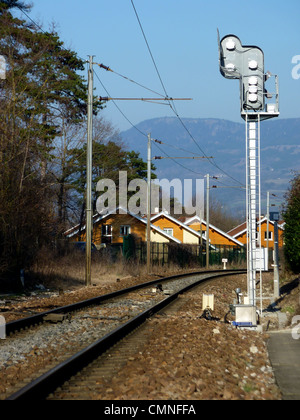 Stazione ferroviaria accanto al rosso Case in campagna Foto Stock