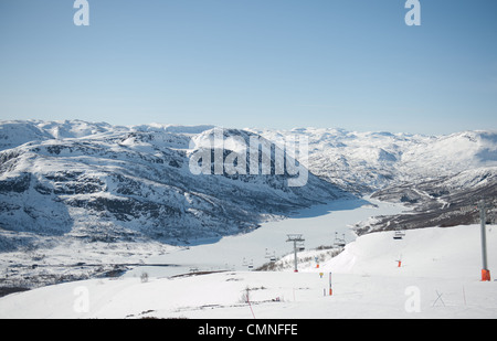 Guardando verso il basso dalle piste da sci di montagna a cappio del villaggio di Hovden e Breivevatnet in Aust-Agder, Norvegia meridionale Foto Stock