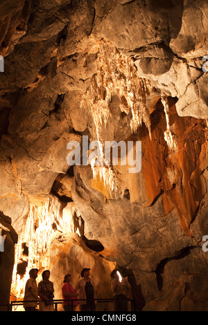 I turisti la visualizzazione di roccia calcarea formazioni in Mungana grotte. Chillago, Queensland, Australia Foto Stock