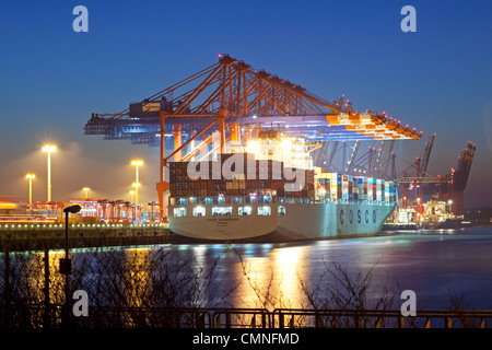 Terminale per container del porto di Amburgo, Germania Foto Stock