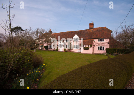 Grandi staccate Rosa Country House con giardino frontale Foto Stock
