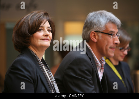 Cherie Blair, Steve Chalk e Sandra Kozeschnik visitare l'Oasi Academy di Enfield nel nord di Londra per parlare di tratta degli esseri umani Foto Stock