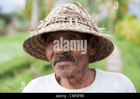 Riso balinesi agricoltore ritratto, Bali, Indonesia. Foto Stock