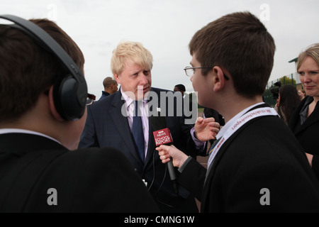 Seb coe e Boris johnson visitare una scuola nel nord di Londra per promuovere le Olimpiadi del 2012. Si parla di bambini reporters e giocare Foto Stock