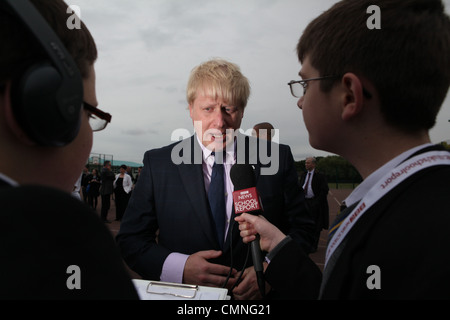 Seb coe e Boris johnson visitare una scuola nel nord di Londra per promuovere le Olimpiadi del 2012. Si parla di bambini reporters e giocare Foto Stock