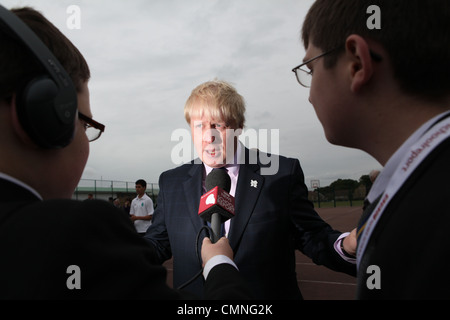 Seb coe e Boris johnson visitare una scuola nel nord di Londra per promuovere le Olimpiadi del 2012. Si parla di bambini reporters e giocare Foto Stock