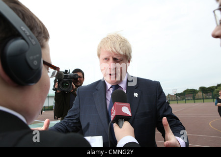 Seb coe e Boris johnson visitare una scuola nel nord di Londra per promuovere le Olimpiadi del 2012. Si parla di bambini reporters e giocare Foto Stock