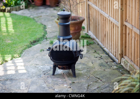 Garden chiminea utilizzato per il calore e barbecue Foto Stock