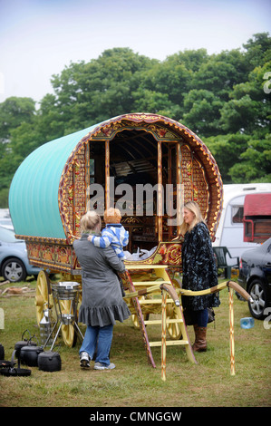 Un altamente decorativo cavallo caravan o rimorchio zingaro alla Stow-su-il-Wold fiera cavalli Maggio 2009 REGNO UNITO Foto Stock