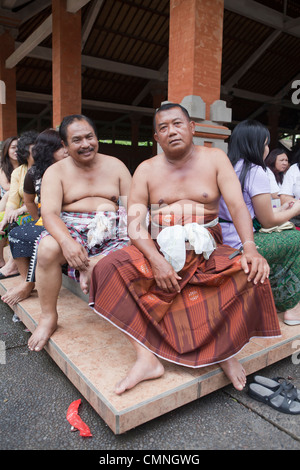 Adoratori di balneazione e pregando in Tirtal Empul Temple, Bali, Indonesia Foto Stock