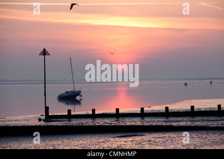Sole tramontare sull orizzonte Foto Stock