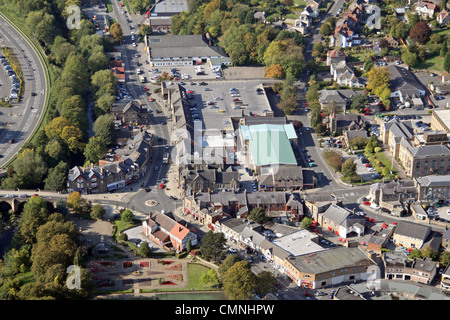 Vista aerea del centro di Matlock, tra cui la Crown Square, Derbyshire Foto Stock