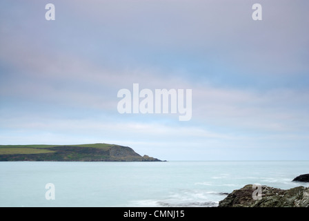 Cornish seascape girato nel crepuscolo. Vista del punto di passo-passo. Foto Stock