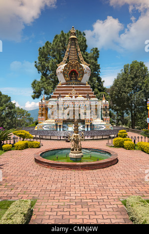 Il Monastero di Kopan giardino del tempio e vista sulla fontana di Kathmandu Foto Stock