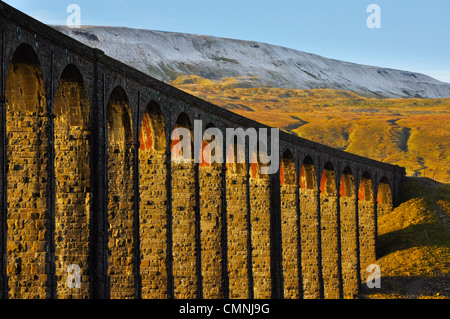 Il Viadotto Ribblehead sul Settle-Carlisle linea ferroviaria in Yorkshire Dales National Park, Inghilterra; Whernside dietro Foto Stock