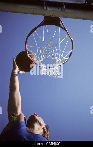 Gli uomini della outdoor basket gioco di prelievo. Foto Stock