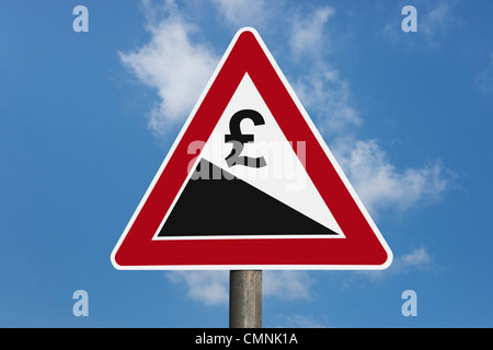 Dettaglio foto di una segnaletica di pericolo 'rigida hill' verso il basso con una libbra di cambio segno, cielo di sfondo Foto Stock