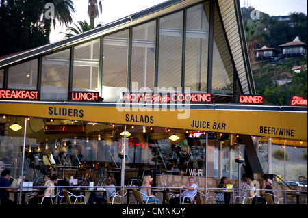 Persone ristoranti sul patio esterno a Mel's restaurant sul Sunset Strip Foto Stock