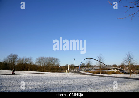 Il Millennium Bridge sul fiume Ouse, York, North Yorkshire, Inghilterra, d'inverno. Foto Stock