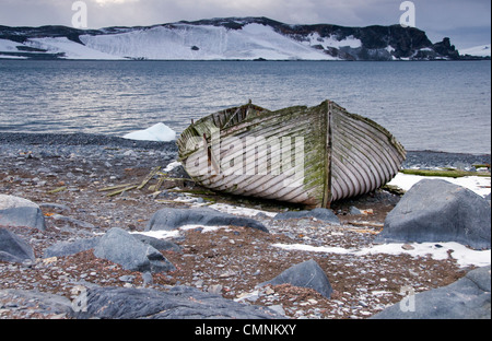 Una nave naufragata sulla spiaggia di Half Moon Island in Antartide Foto Stock