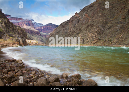 Una tempesta si cancella oltre il Fiume Colorado che scorre attraverso il Parco Nazionale del Grand Canyon, vicino alla Monument Creek, Arizona, Stati Uniti. Foto Stock
