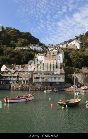 Clovelly, North Devon, Inghilterra, Regno Unito. Vista delle barche nel porto sotto il villaggio su una ripida collina sulla costa Foto Stock