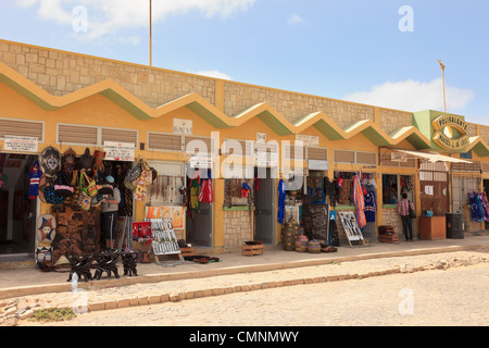 Dono e negozi di souvenir di proprietà di commercianti locali in città. Sal Rei, Boa Vista, Isole di Capo Verde Foto Stock