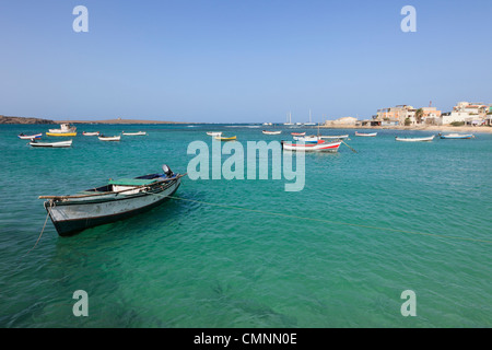 Vista sul porto con piccole barche da pesca ormeggiate nel mare turchese. Sal Rei, Boa Vista, Isole di Capo Verde, Africa Foto Stock